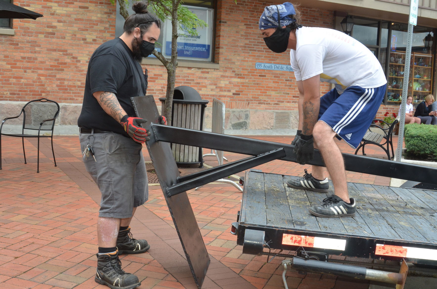 Greg Mendez installs new sculpture